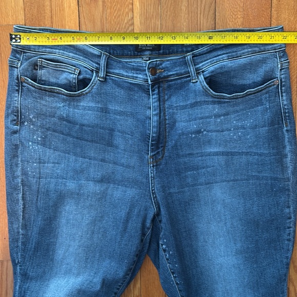 Judy Blue Boyfriend Fit jeans - distressed & intentional bleach spots - Picture 13 of 16